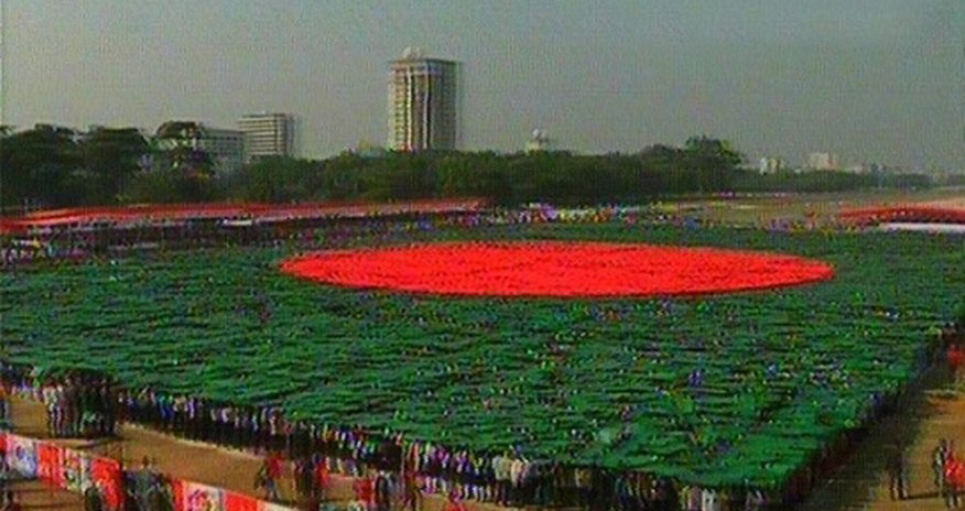 Bangladeshis form world’s largest human flag Bangladeshis form world’s largest human flag