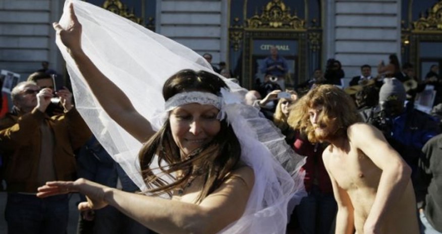 Couple arrested during naked wedding ceremony - PHOTO Couple arrested during naked wedding ceremony - PHOTO