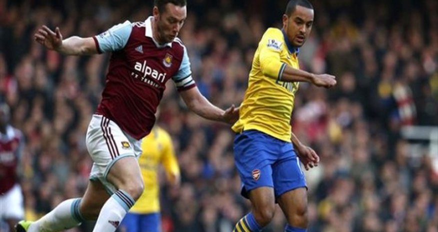 Walcott double puts Arsenal top at West Ham Walcott double puts Arsenal top at West Ham