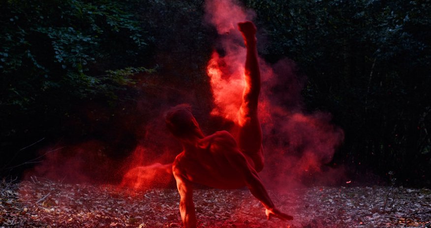 Photographer captures nude dancers twisting - PHOTO Photographer captures nude dancers twisting - PHOTO