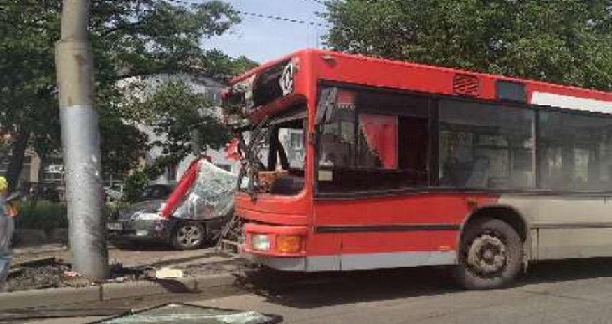 The bus crashed into a pole, there are victims The bus crashed into a pole, there are victims