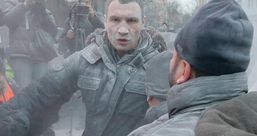 Vitali Klitschko attacked by protesters in one-man RAMPAGE to stop riots - PHOTO Vitali Klitschko attacked by protesters in one-man RAMPAGE to stop riots - PHOTO