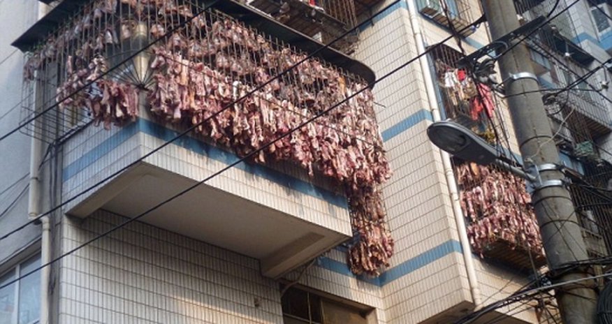 Chinese butcher cures bacon on smog-filled balcony - PHOTO Chinese butcher cures bacon on smog-filled balcony - PHOTO