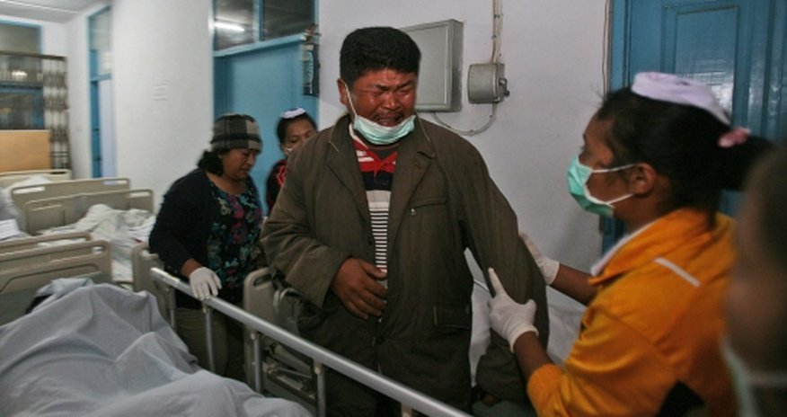 Indonesian villagers run for their lives as Mount Sinaburg erupts - VIDEO Indonesian villagers run for their lives as Mount Sinaburg erupts - VIDEO