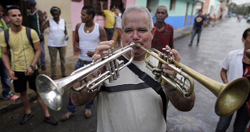 Cubans 'bury' man alive in bizarre village festival - PHOTO Cubans 'bury' man alive in bizarre village festival - PHOTO