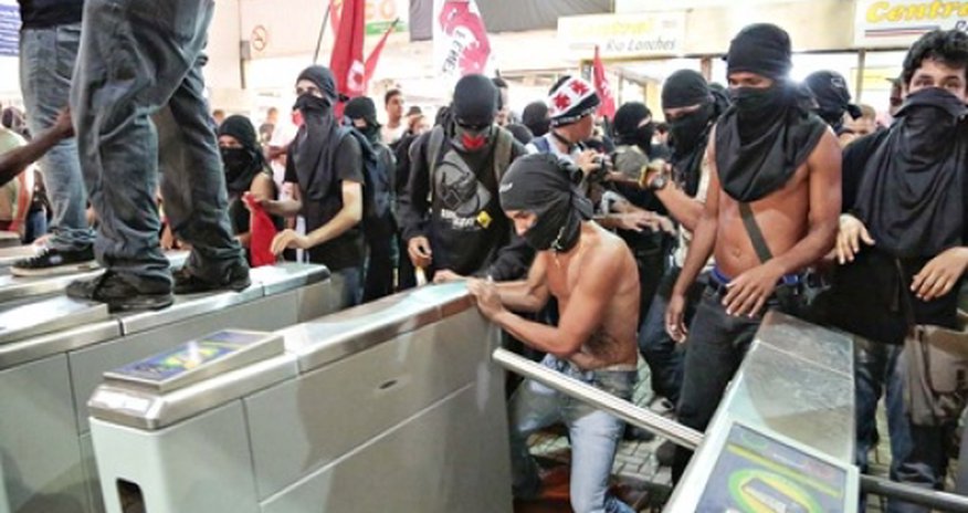 Government has set the favelas and middle classes against each other Government has set the favelas and middle classes against each other