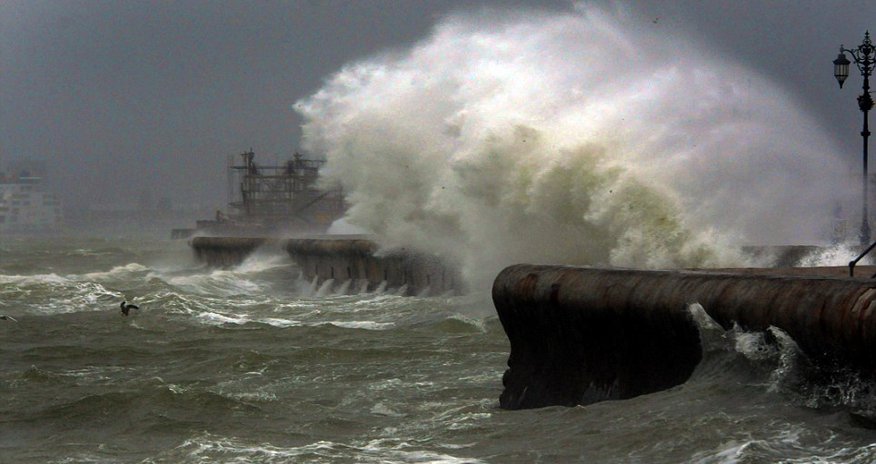 108mph winds cause power cuts, shut motorways and force passengers off trains - PHOTO 108mph winds cause power cuts, shut motorways and force passengers off trains - PHOTO