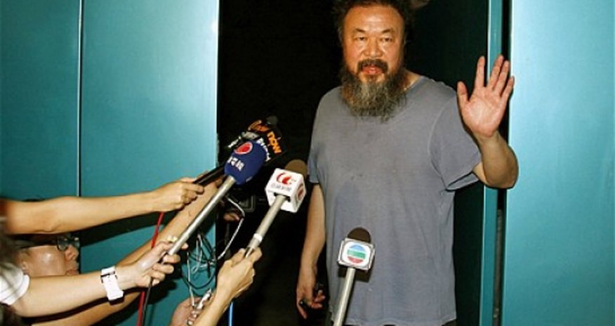 Artist destroys $1 million Ai Weiwei vase Artist destroys $1 million Ai Weiwei vase