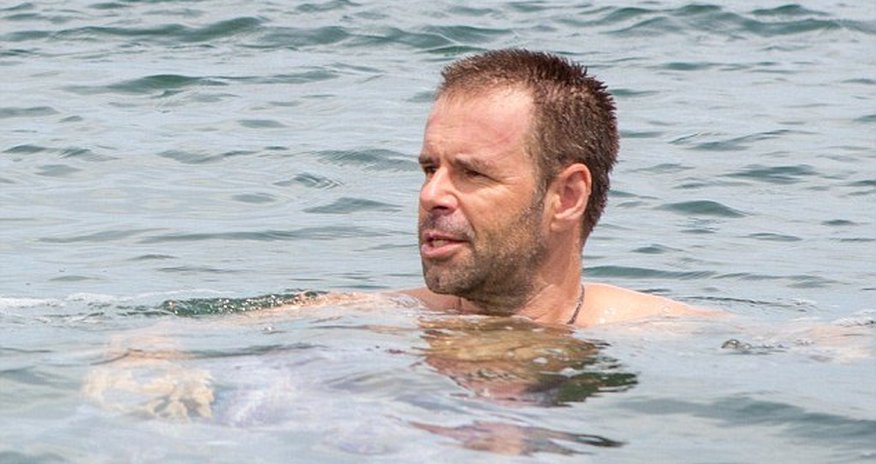 Man, 50, sells his life on eBay and moves to a deserted tropical island - PHOTO Man, 50, sells his life on eBay and moves to a deserted tropical island - PHOTO