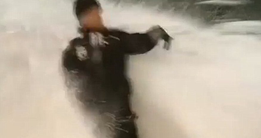 Weather reporter crushed by snow live on air - PHOTO+VIDEO Weather reporter crushed by snow live on air - PHOTO+VIDEO