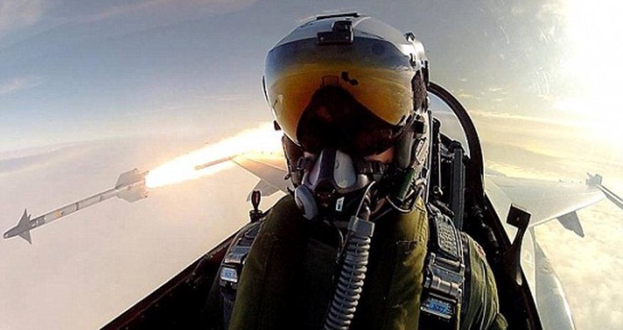 Danish F-16 fighter pilot takes the ultimate selfie Danish F-16 fighter pilot takes the ultimate selfie