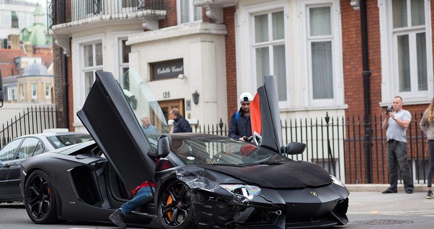 £300,000 Lamborghini Aventador with top speed of 215mph is wrecked - PHOTO+VIDEO £300,000 Lamborghini Aventador with top speed of 215mph is wrecked - PHOTO+VIDEO