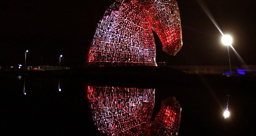 300-tonne steel horse 'Kelpies' glowing in the Scottish night sky - PHOTO 300-tonne steel horse 'Kelpies' glowing in the Scottish night sky - PHOTO