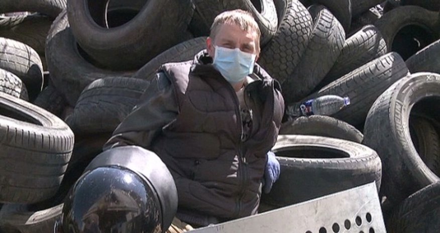 Donetsk protesters dig in at government building Donetsk protesters dig in at government building