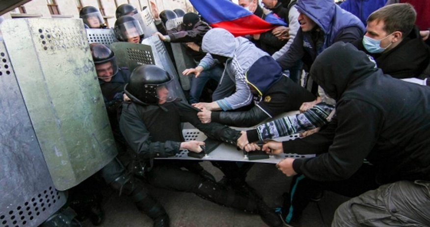 No sign of crackdown as Ukraine deadline passes No sign of crackdown as Ukraine deadline passes