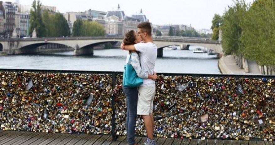 Paris to tourists: Stop locking down love - PHOTO Paris to tourists: Stop locking down love - PHOTO
