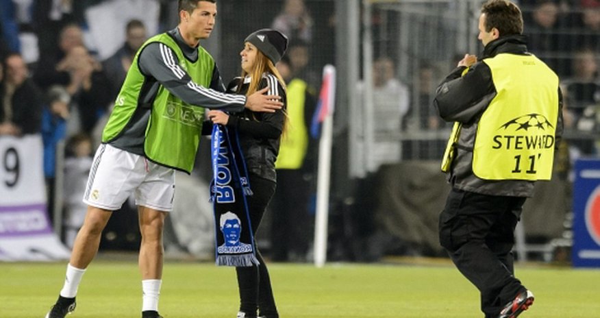 Cristiano Ronaldo feels the hate (and love) from fans Cristiano Ronaldo feels the hate (and love) from fans