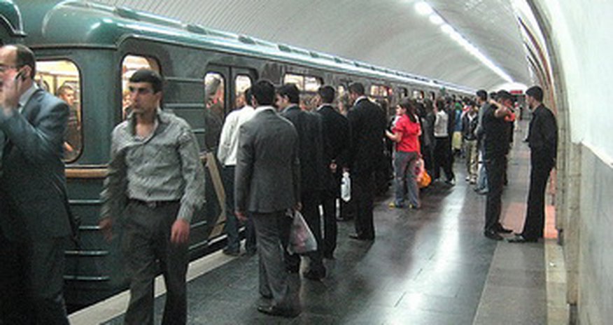 Bakı metrosunda QƏRİBƏ YENİLİK Bakı metrosunda QƏRİBƏ YENİLİK