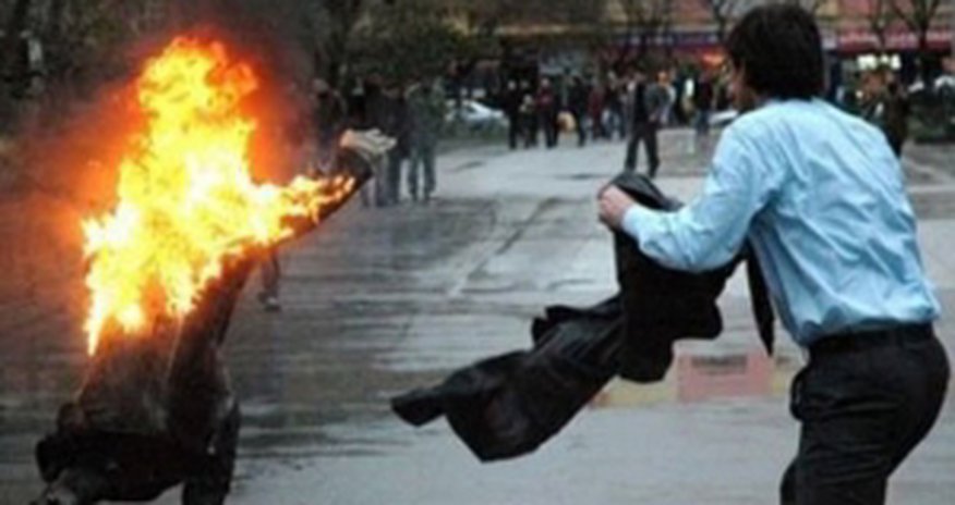 Bərdədə polisin üzərinə benzin töküb yandırdılar - OLAY Bərdədə polisin üzərinə benzin töküb yandırdılar - OLAY