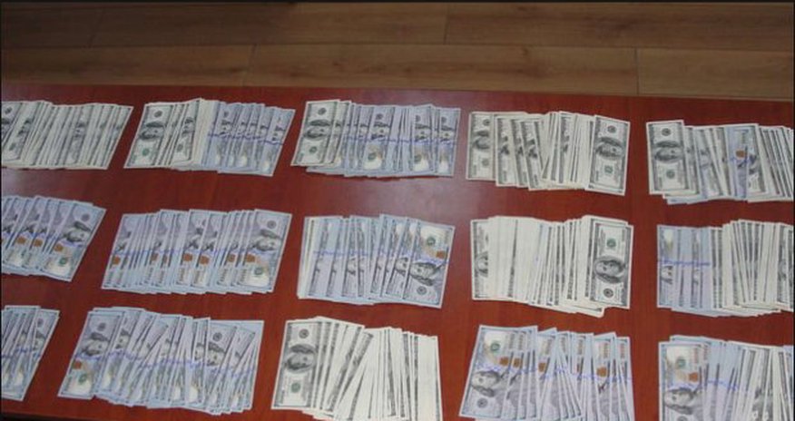 Azərbaycana gizli yolla 150000 dollar keçirmək istədilər - FOTO Azərbaycana gizli yolla 150000 dollar keçirmək istədilər - FOTO