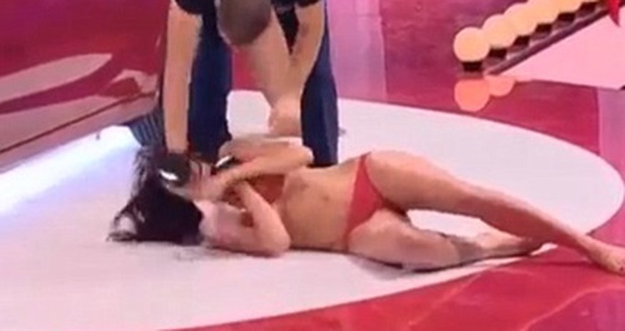 Мужчина сломал девушке нос ради победы в шоу Мужчина сломал девушке нос ради победы в шоу