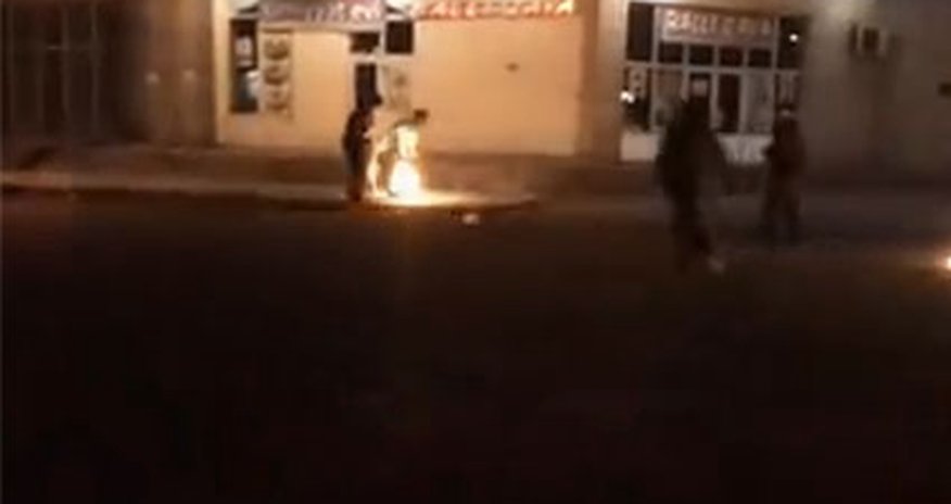 Azərbaycanda polisi belə yandırdılar - VİDEO Azərbaycanda polisi belə yandırdılar - VİDEO