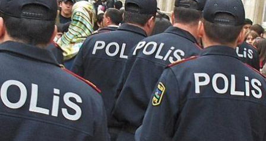 Satıcılardan pul tələb edən sabiq polislər tutuldu Satıcılardan pul tələb edən sabiq polislər tutuldu
