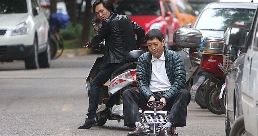 World's smallest car to dodge Shanghai traffic World's smallest car to dodge Shanghai traffic