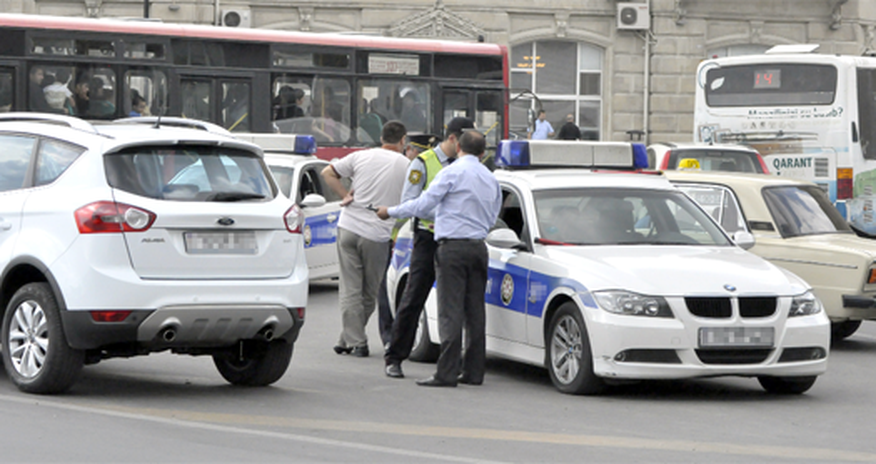 Bakıda olay: Sürücü yol polisini döydü Bakıda olay: Sürücü yol polisini döydü