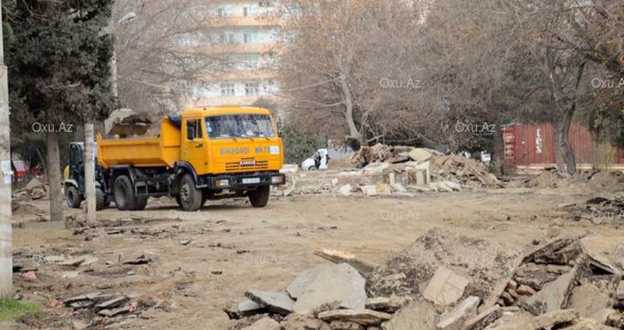 Bakıda Ayna Sultanovanın heykəli götürülür – Fotolar Bakıda Ayna Sultanovanın heykəli götürülür – Fotolar