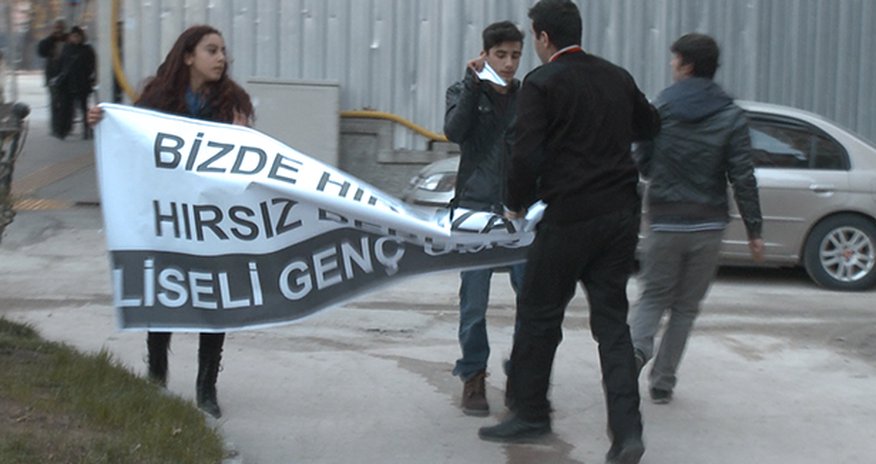 Ərdoğanı təhqirə görə daha 3 tələbə tutuldu Ərdoğanı təhqirə görə daha 3 tələbə tutuldu