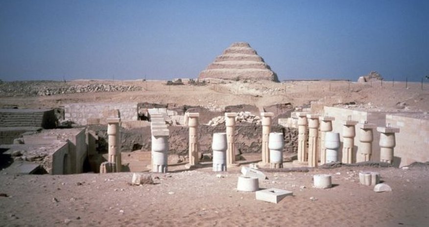Egypt archaeologists find unknown queen's tomb Egypt archaeologists find unknown queen's tomb