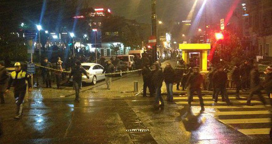 İstanbulda polis şöbəsinə hücum olub, 2 ölü, 1 yaralı - FOTOLAR İstanbulda polis şöbəsinə hücum olub, 2 ölü, 1 yaralı - FOTOLAR