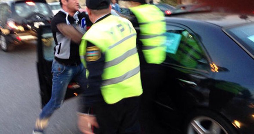 Bakıda sürücü yol polisinə hücum etdi Bakıda sürücü yol polisinə hücum etdi