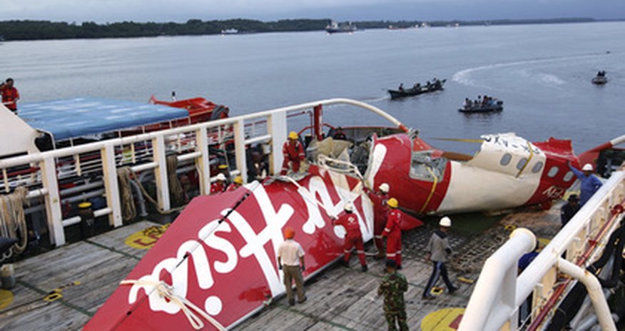 Фюзеляж лайнера AirAsia поднимут при плохой погоде Фюзеляж лайнера AirAsia поднимут при плохой погоде