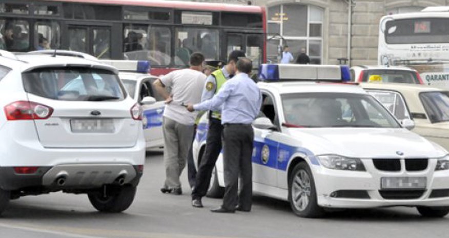 Paytaxtda yol polisi sürücünü döydü Paytaxtda yol polisi sürücünü döydü