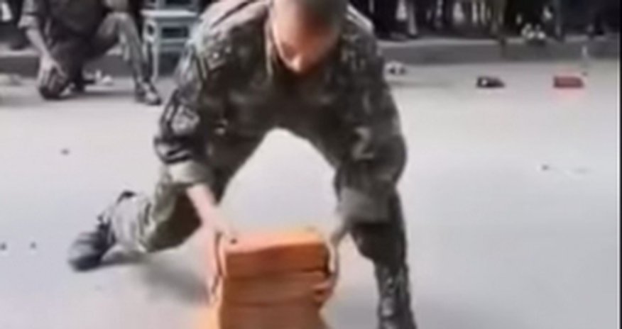 Erməni əsgərin “şousu” Erməni əsgərin “şousu”