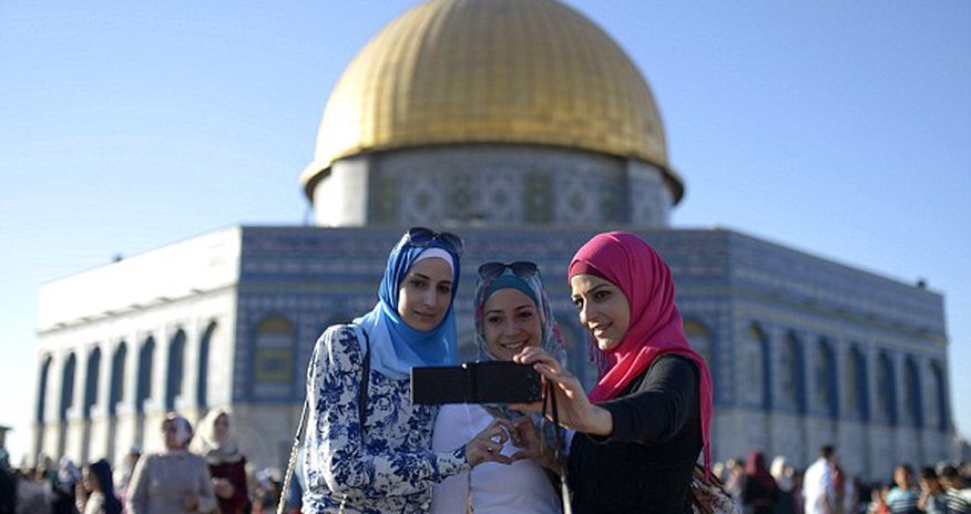 Muslim cleric declares selfies a sin under Islamic law Muslim cleric declares selfies a sin under Islamic law