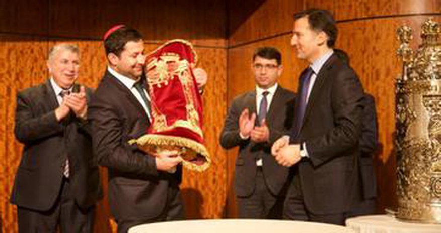Azerbaijani Jews receive Sefer Torah from Jewish community of Los Angeles Azerbaijani Jews receive Sefer Torah from Jewish community of Los Angeles