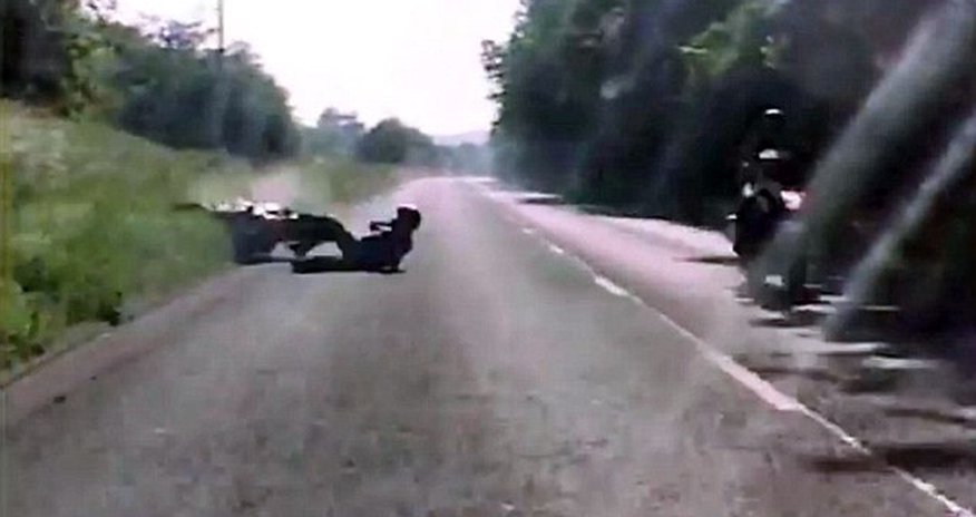 Moment idiot motorcyclist who crashed attempting 70mph Moment idiot motorcyclist who crashed attempting 70mph