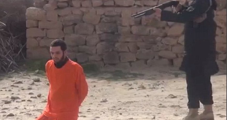 Syrian prisoner is killed with a shotgun at point-blank range Syrian prisoner is killed with a shotgun at point-blank range