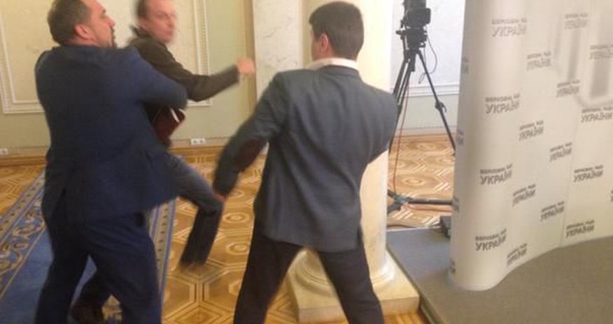 Депутаты вновь подрались Депутаты вновь подрались