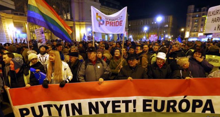 Putin Macarıstanda etirazlarla qarşılandı Putin Macarıstanda etirazlarla qarşılandı