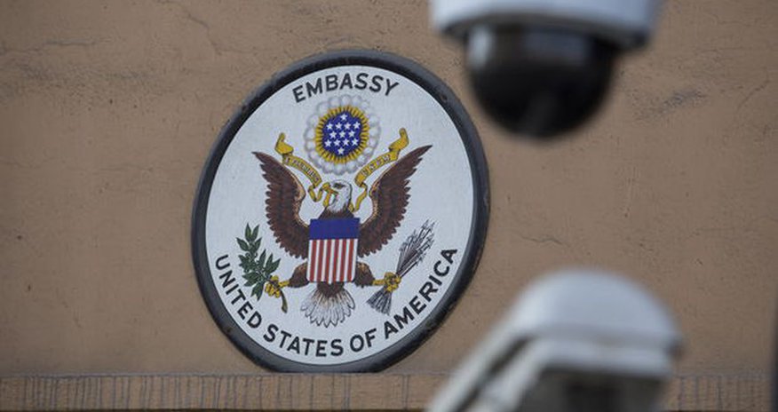 Голый русский атаковал посольство США Голый русский атаковал посольство США