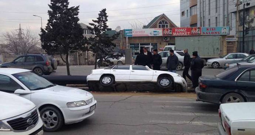 В Баку автомобиль провалился в яму В Баку автомобиль провалился в яму