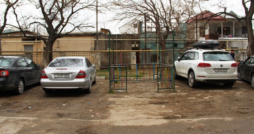 Стоянка на детской площадке в Баку Стоянка на детской площадке в Баку