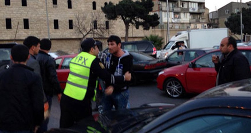 Ata və iki oğlu yol polislərini döydü - Bakıda Ata və iki oğlu yol polislərini döydü - Bakıda