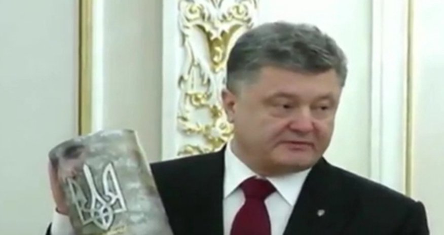 Порошенко вручили гильзу Порошенко вручили гильзу