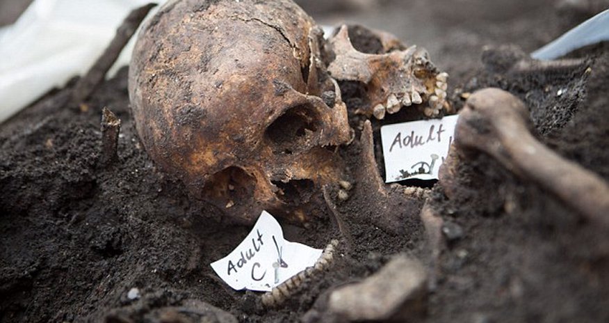 Archaeologists begin excavating 3,000 skeletons Archaeologists begin excavating 3,000 skeletons