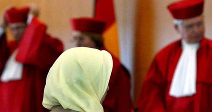 Almaniya hicab qadağasını ləğv edir Almaniya hicab qadağasını ləğv edir